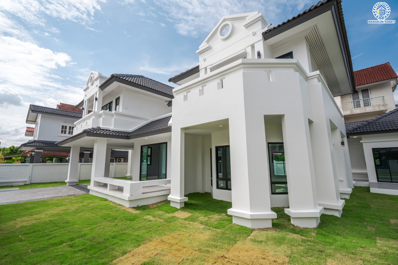 คฤหาสน์หลังใหญ่ตกแต่งใหม่ ม.บ้านสวนดอกไม้ ปิ่นเกล้า ดีไซน์สุด Luxury เนื้อที่ 154.5 ตร.ว. บนพื้นที่ใช้สอยถึง 435 ตร.ม. ฟังก์ชันจัดเต็ม 5 ห้องนอน 6 ห้องน้ำ 1 ห้องแม่บ้าน 2 ห้องอเนกประสงค์ (มีเรือนรับรองด้านข้าง พร้อมห้องน้ำในตัว) จอดรถได้ถึง 4 คัน บนทำเลเชื่อมต่อเมืองอย่างรวดเร็ว ใกล้ทางคู่ขนานลอยฟ้าบรมราชชนนี ทางด่วน "กาญจนาภิเษก" ม.มหิดล และเซ็นทรัลปิ่นเกล้า